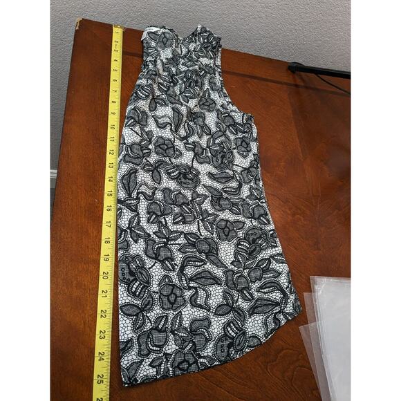 Croft &‎ Barrow Floral Blouse M Black White Sleeveless Crewneck Layer Office Top - Picture 7 of 8